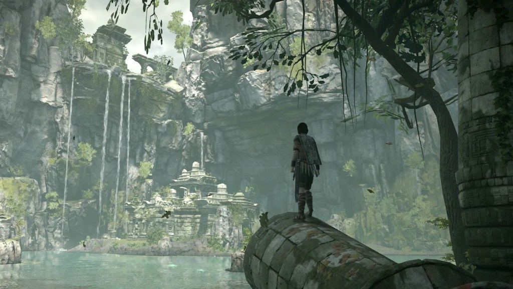 Un personnage se tenant sur un arbre tombé, avec des chutes d'eau et des ruines anciennes en arrière-plan, le tout enveloppé dans une végétation luxuriante.